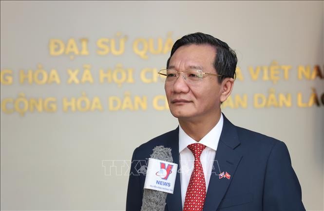 Đại sứ Việt Nam tại Lào Nguyễn Minh Tâm trả lời phỏng vấn. Ảnh: Xuân Tú /TTXVN