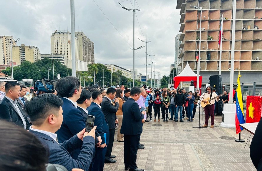 Thứ trưởng Bộ Văn hóa Venezuela Alí Alejandro Primera hát về Việt Nam tại Tượng đài Chủ tịch Hồ Chí Minh tại thủ đô Caracas, Venezuela, tháng 5/2024. Ảnh: ĐSQ cung cấp
