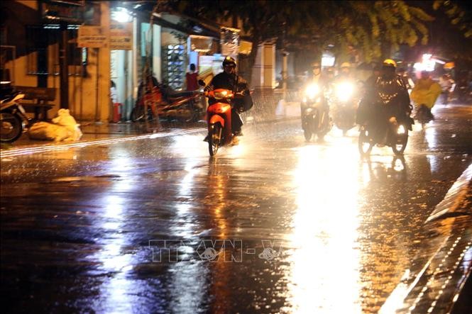 Nhiều khu vực trên cả nước có mưa rào và dông