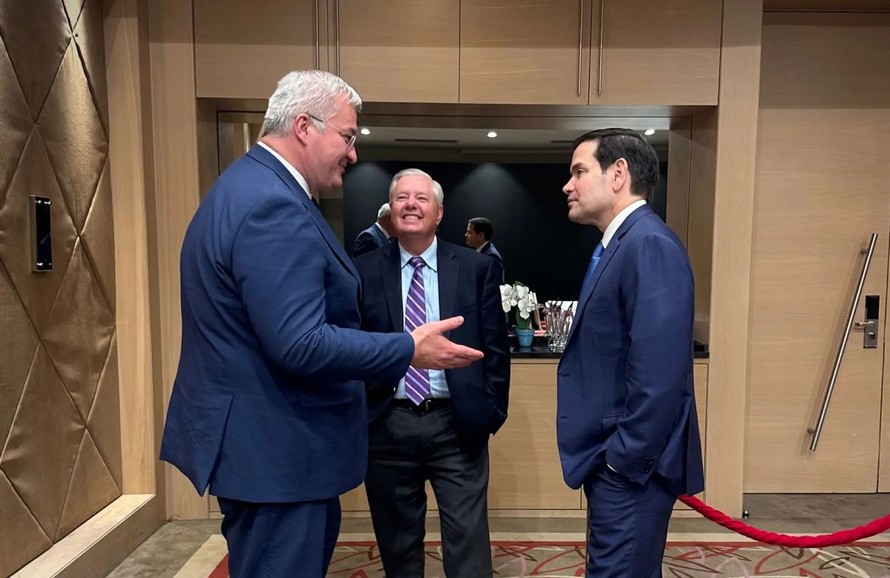 Ngoại trưởng Ukraine Andrii Sybiha (trái) gặp Ngoại trưởng Mỹ Marco Rubio (phải) và Thượng nghị sĩ đảng Cộng hòa Lindsey Graham (giữa) tại Antalya, Thổ Nhĩ Kỳ vào ngày 14/5/2025. Ảnh: X/Andrii Sybiha