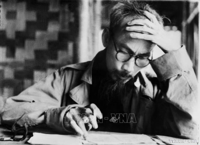 Chủ tịch Hồ Chí Minh làm việc tại chiến khu Việt Bắc trong thời kỳ kháng chiến chống thực dân Pháp. Ảnh tư liệu: TTXVN