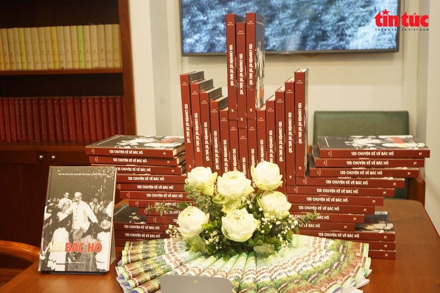 Ra mắt cuốn sách "135 Chuyện kể về Bác Hồ"