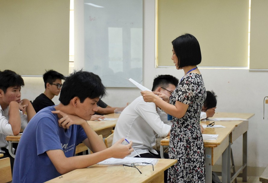 Thí sinh thi lớp 10 Hà Nội làm thủ tục dự thi vào sáng 6/6