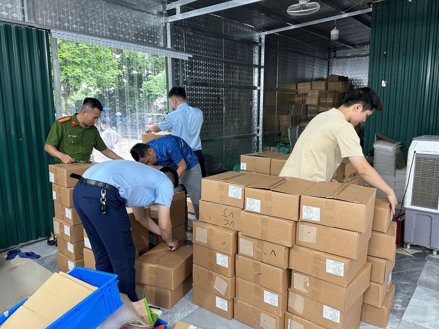 Phát hiện hơn 5.000 lọ mỹ phẩm nhập lậu tại Gia Lâm, Hà Nội