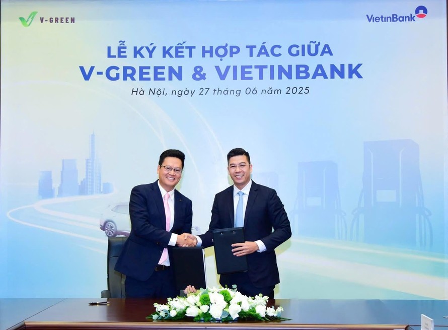 Ông Dương Văn Quân, Phó Tổng giám đốc VietinBank (bên phải) và ông Nguyễn Thành Dương, Tổng giám đốc V-Green tại lễ ký kết.
