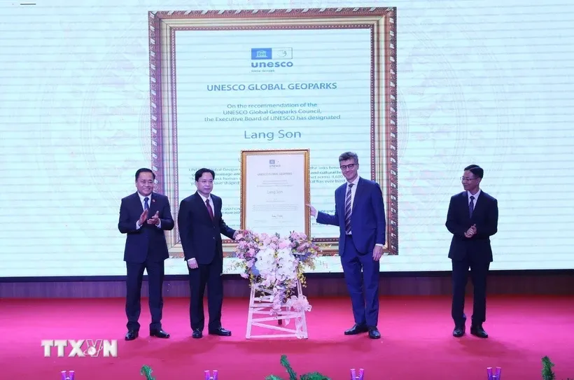 Ông Jonathan Wallace Baker, Trưởng Đại diện Tổ chức Giáo dục, Khoa học và Văn hóa của Liên hợp quốc (UNESCO) (bên phải) trao Bằng công nhận Công viên địa chất toàn cầu UNESCO Lạng Sơn cho lãnh đạo tỉnh Lạng Sơn. Ảnh: Anh Tuấn/TTXVN.