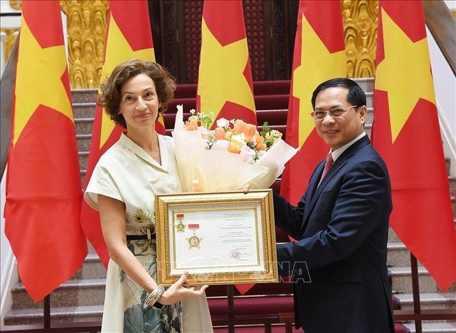 Phó Thủ tướng, Bộ trưởng Ngoại giao Bùi Thanh Sơn tặng Tổng Giám đốc UNESCO Audrey Azoulay kỷ niệm chương "Vì sự nghiệp Ngoại giao Việt Nam". Ảnh: TTXVN.