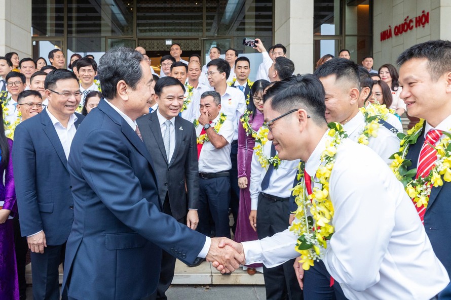 Chủ tịch quốc hội Trần Thanh Mẫn bắt tay, động viên các Kỹ sư Dầu khí trong đó có Nguyễn Thanh Ngoãn (NCSP) 