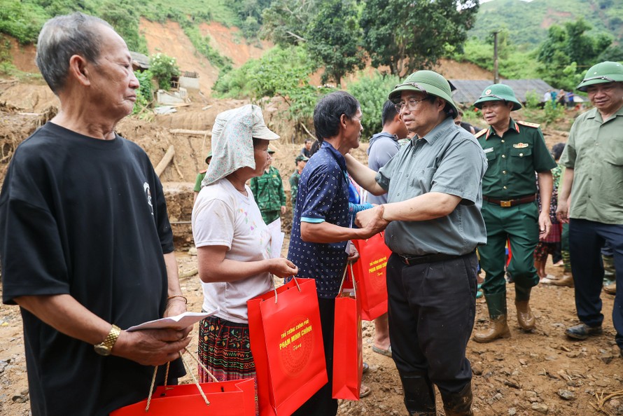 Thủ tướng tặng quà, động viên các gia đình bị thiệt hại do thiên tai