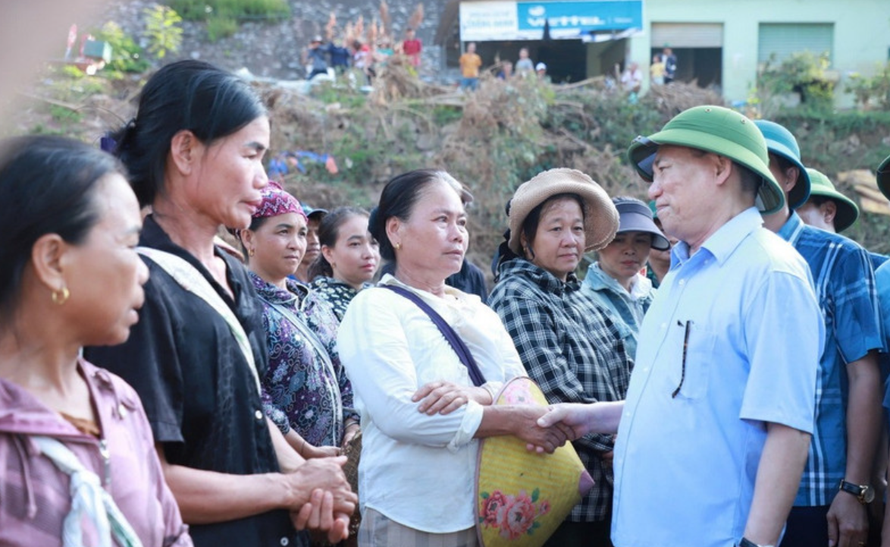 Phó Thủ tướng Hồ Đức Phớc thăm hỏi động viên bà con xã Mỹ Lý. 