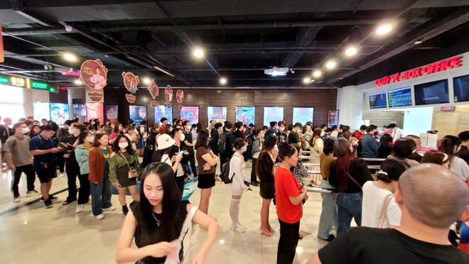 Khán giả xếp hàng dài tại Trung tâm Chiếu phim Quốc gia ngày 22/2 để săn vé "Đào, Phở và Piano"