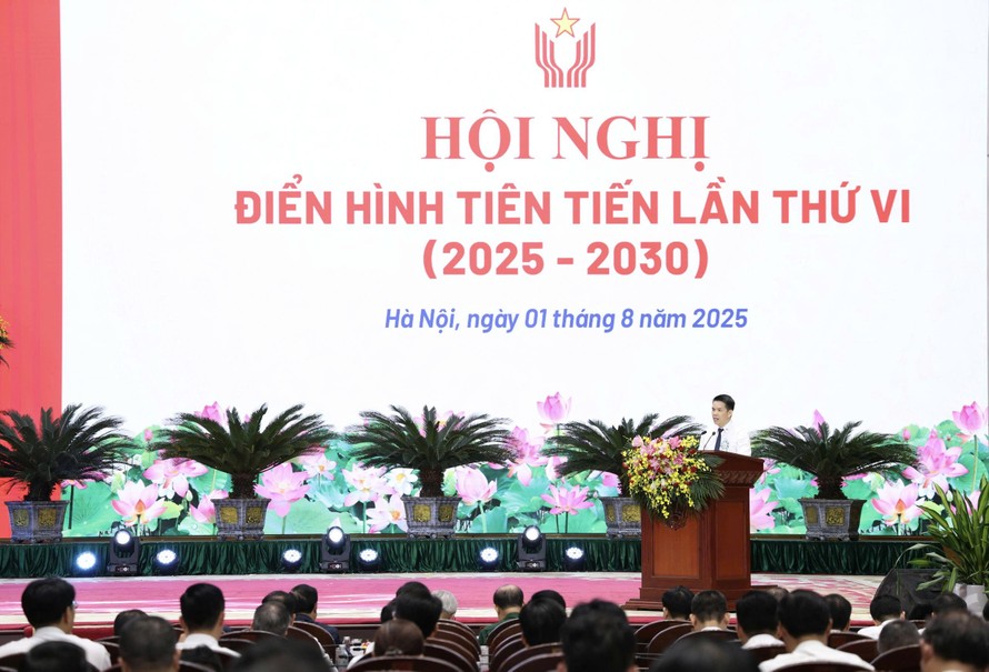 Đồng chí Phạm Văn Phong – Phó Bí thư Đảng ủy, Tổng Giám đốc Tổng công ty trình bày tham luận tại hội nghị