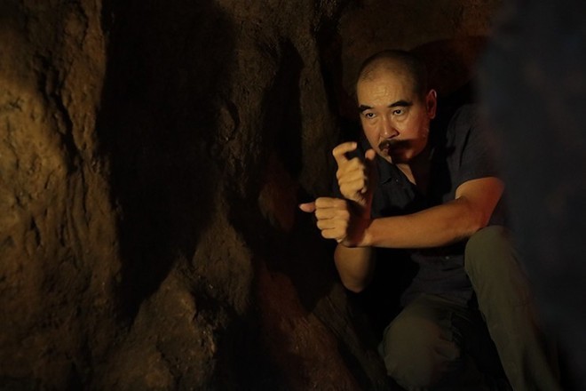 Đạo diễn Bùi Thạc Chuyên trên bối cảnh phim "Địa đạo" 