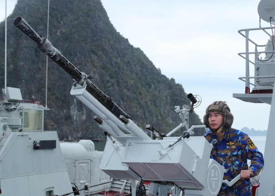 Huấn luyện báo động chiến đấu bên súng 15ly 5 tại Lữ đoàn 170, Vùng 1 Hải quân.