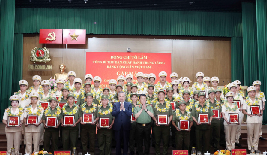 Tổng Bí thư Tô Lâm với các điển hình tiên tiến trong Công an nhân dân và lực lượng bảo vệ an ninh trật tự.