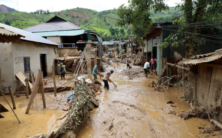 Người dân và lực lượng chức năng tích cực dọn dẹp bùn đất, vệ sinh nhà cửa.