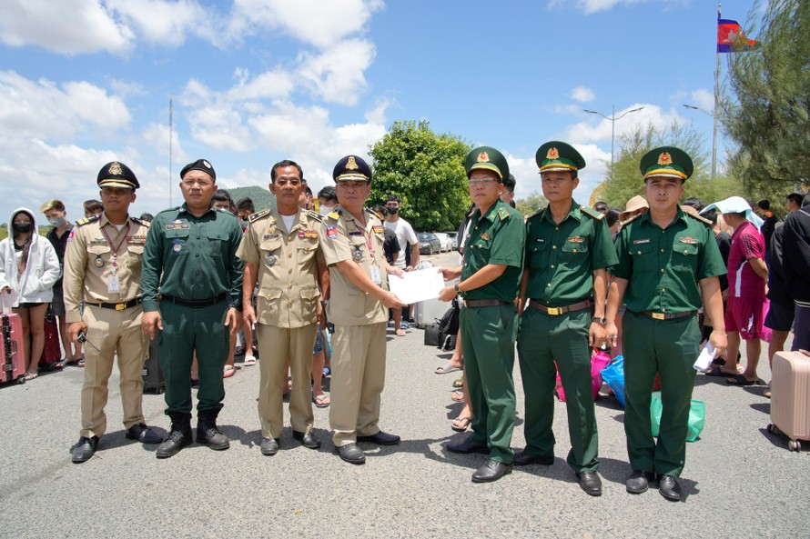 Tiếp nhận 72 công dân Việt Nam do phía Campuchia trao trả