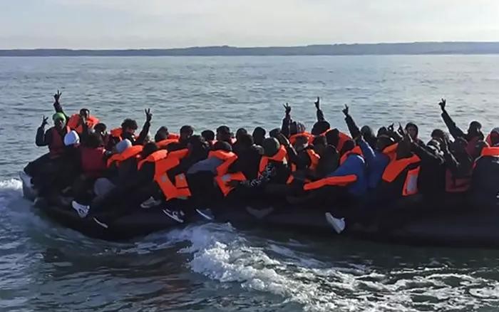 Chính phủ Anh đối mặt áp lực lớn từ dòng người vượt eo biển Manche