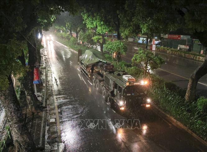 Dàn xe pháo quân sự cơ động về các điểm tập kết, sẵn sàng cho nhiệm vụ diễu binh, diễu hành