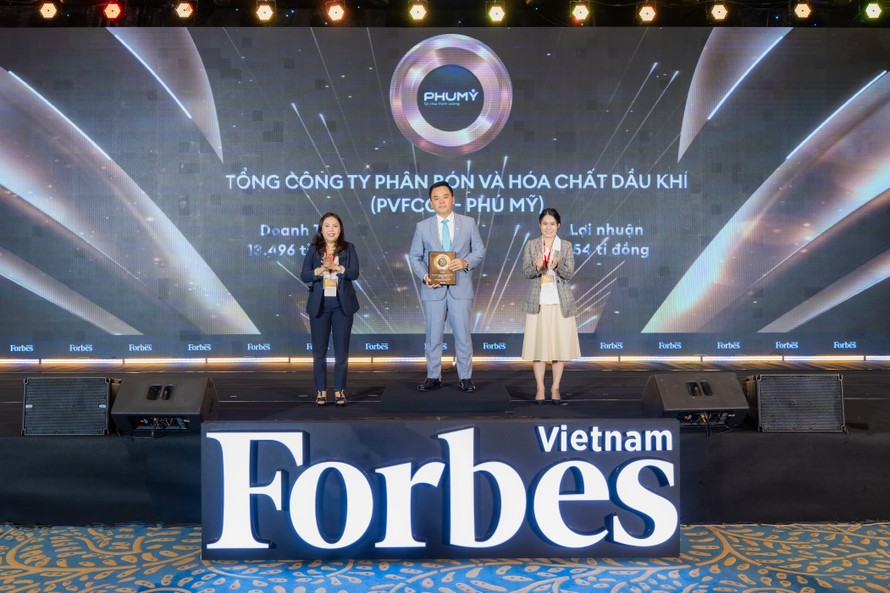 Ông Nguyễn Xuân Hòa – Chủ tịch HĐQT Phú Mỹ - PVFCCo nhận Danh hiệu Top 50 công ty niêm yết tốt nhất Việt Nam 2025.