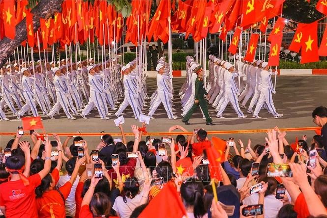 Phun hóa chất diệt côn trùng, đảm bảo vệ sinh môi trường ở các điểm phục vụ Lễ kỷ niệm A80