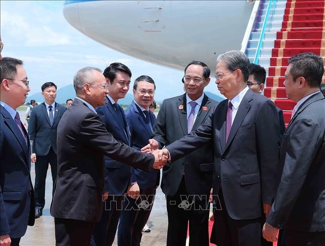 Ủy viên trưởng Nhân đại toàn quốc Trung Quốc Triệu Lạc Tế đến Hà Nội, bắt đầu thăm chính thức Việt Nam