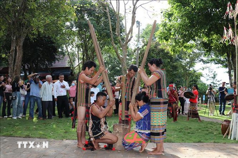 Tái hiện hình ảnh giã gạo nuôi quân của đồng bào S’tiêng Sóc Bom Bo. Ảnh: Nhật Bình/ TTXVN.