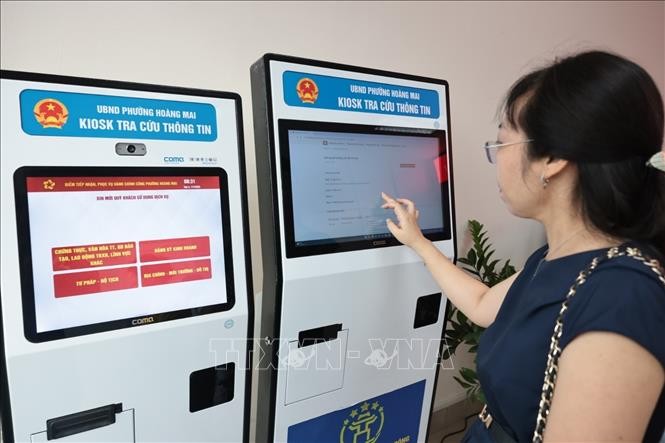 Người dân lấy số làm thủ tục hành chính tại bộ phận phục vụ hành chính công của UBND phường Hoàng Mai, số 6 phố Bùi Huy Bích (Hà Nội). Ảnh: Trần Việt/TTXVN.