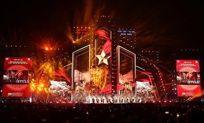 Chương trình nghệ thuật đặc biệt "Hà Nội - Sáng mãi khát vọng Việt Nam" chào mừng 80 năm Quốc khánh 2/9, diễn ra tối 31/8/2025, tại Trung tâm Triển lãm quốc gia. Ảnh: TTXVN.