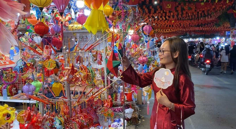 Người dân ngày càng chuộng đồ chơi Trung thu truyền thống. Ảnh: Hoa Quế/TTXVN.