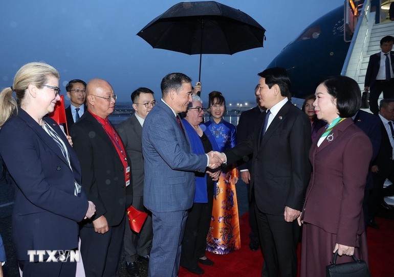 Các đại biểu đón Chủ tịch nước Lương Cường và Phu nhân tại sân bay Boeing Field Seattle, bang Washingon (Hoa Kỳ). Ảnh: Lâm Khánh/TTXVN. 