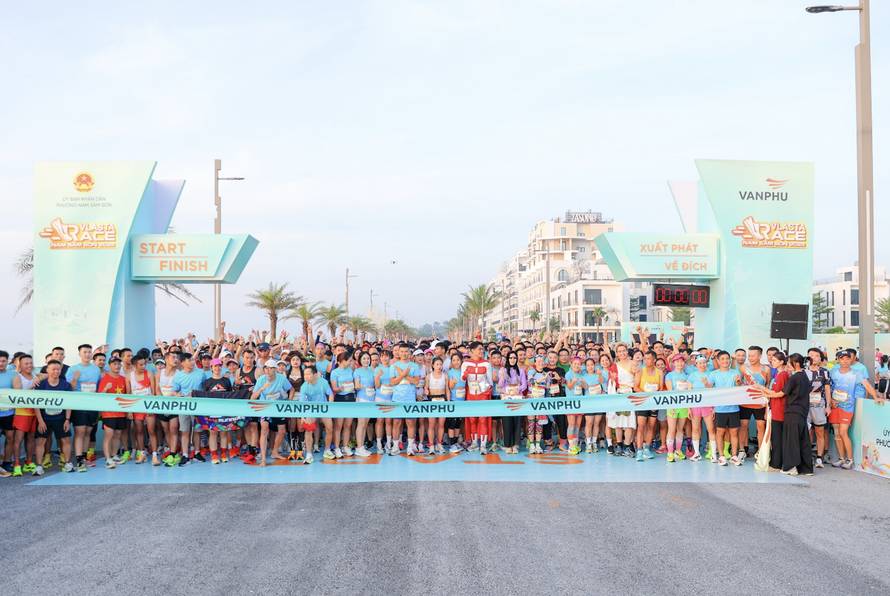 Gần 3.000 vận động viên cùng nhau xuất phát trong tiếng reo hò cổ vũ, biến Vlasta Race - Nam Sầm Sơn 2025 thành một ngày hội thể thao – văn hóa đầy cảm xúc.