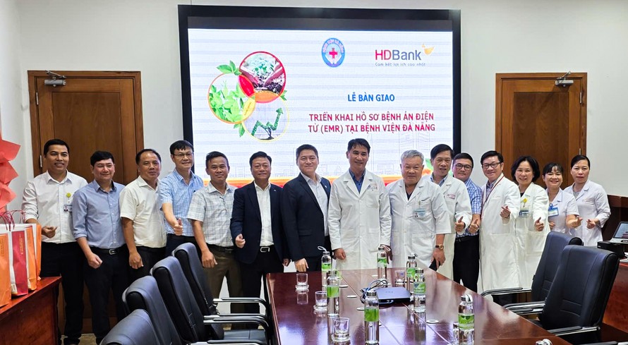 Đại diện Bệnh viện Đà Nẵng, HDBank tại Lễ bàn giao triển khai hồ sơ bệnh án điện tử (EMR) tại Bệnh viện Đà Nẵng, ngày 25/9