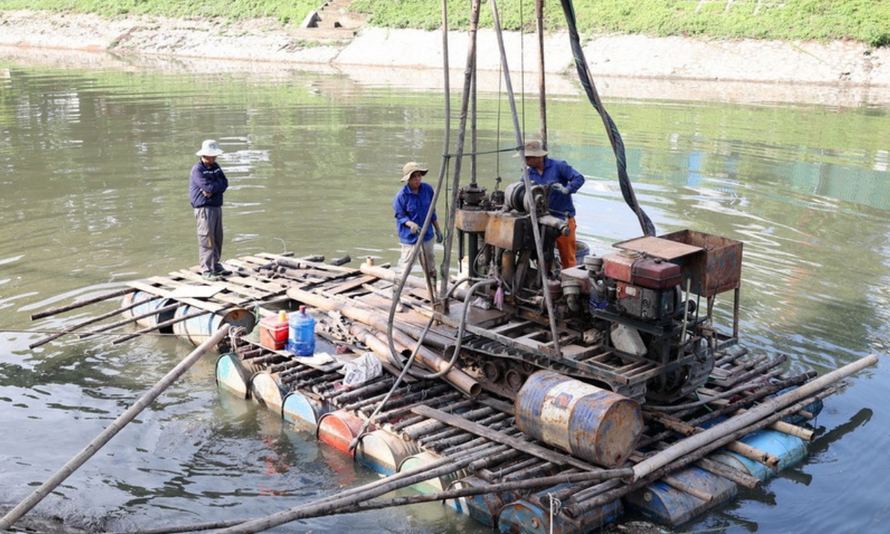 Công nhân khoan thăm dò để chỉnh trang, cải tạo hai bên bờ sông Tô Lịch.