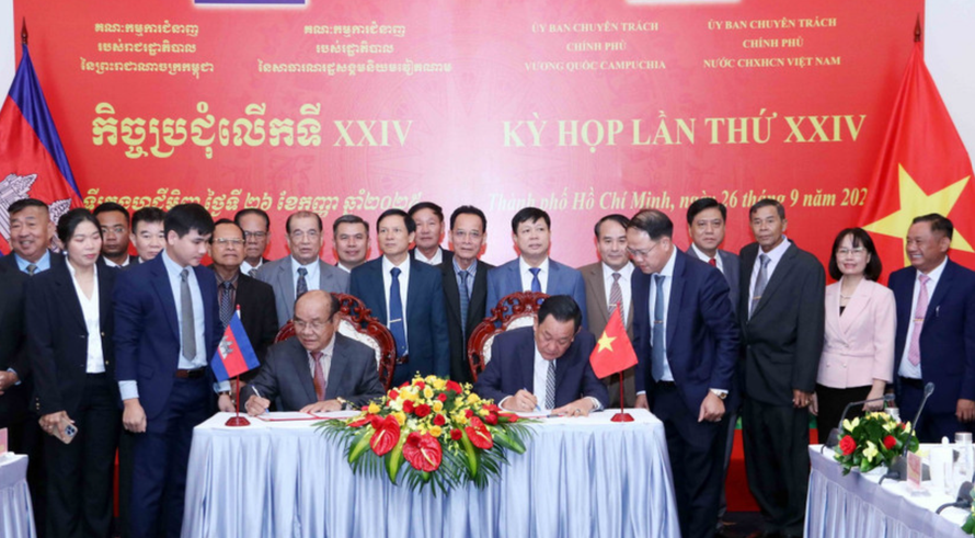 Thượng tướng Võ Minh Lương (phải), Thứ trưởng Bộ Quốc phòng, Chủ tịch Ủy ban Chuyên trách Chính phủ nước CHXHCN Việt Nam và Đại tướng Pol Saroeun (trái), Cố vấn cấp cao của Quốc vương Campuchia, Chủ tịch Ủy ban Chuyên trách Chính phủ Campuchia ký biên bản Kỳ họp