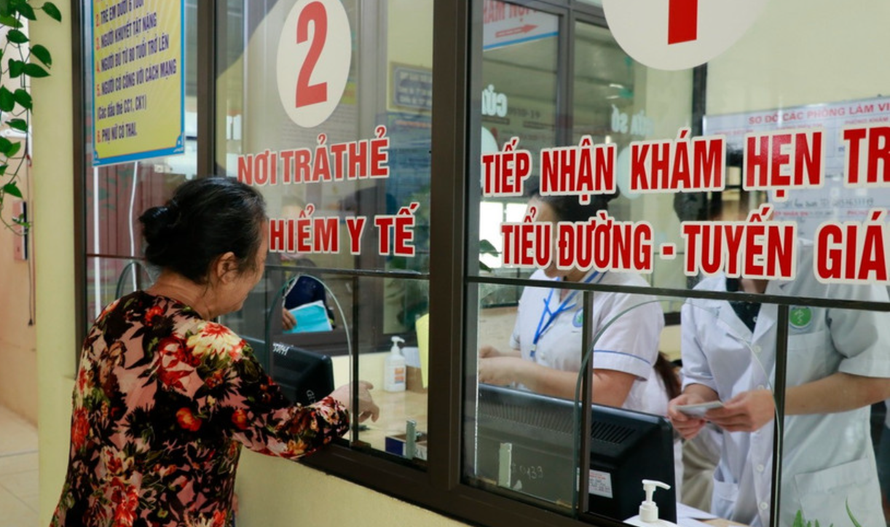 Người dân đăng ký khám, chữa bệnh bằng thẻ bảo hiểm y tế.