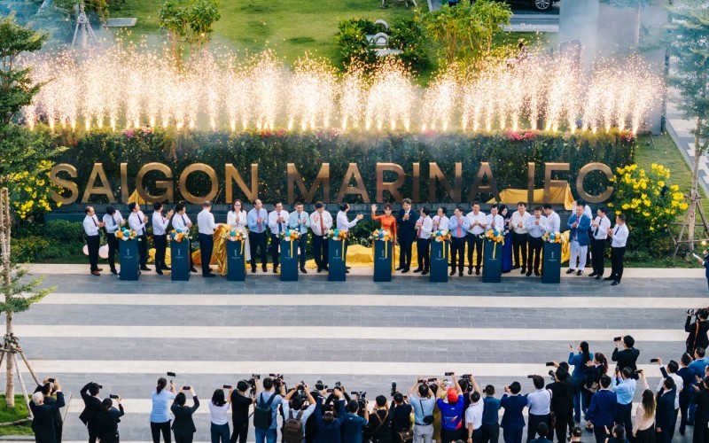 Các đại biểu thực hiện nghi thức khánh thành và ra mắt Tòa tháp Saigon Marina International Financial Centre.