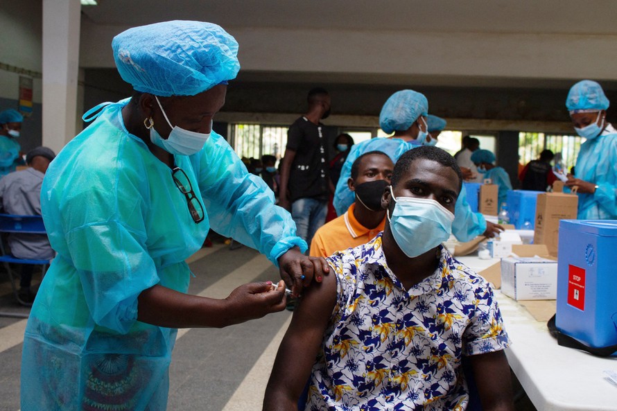 Thách thức kép đối với hệ thống y tế châu Phi