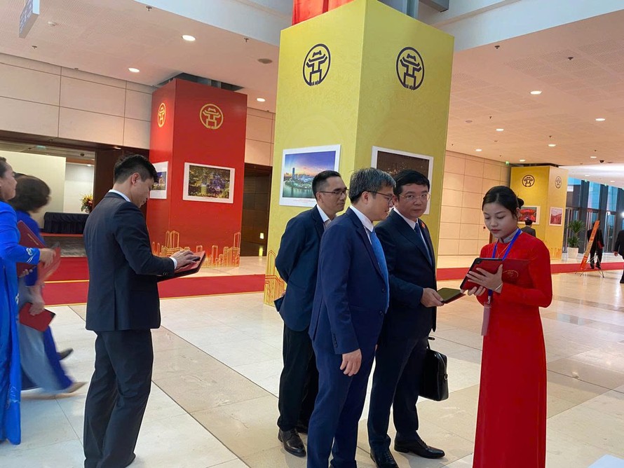 Viettel Solutions mang giải pháp iCabinet không giấy tới Hội nghị Đảng bộ TP Hà Nội lần thứ XVIII