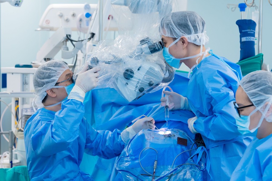 Ca phẫu thuật tách mạch máu chèn ép ra khỏi dây thần kinh số VII dưới kính vi phẫu