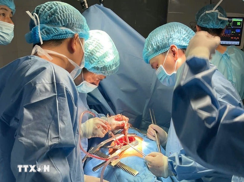 Thực hiện thành công ca đại phẫu mở ngực đầu tiên tại Bệnh xá đảo Trường Sa