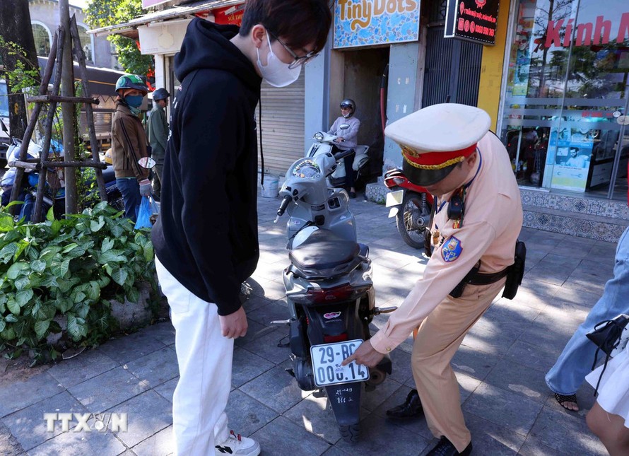 Hà Nội: Đồng loạt kiểm tra, xử lý hành vi sử dụng điện thoại và che, dán biển số khi tham gia giao thông