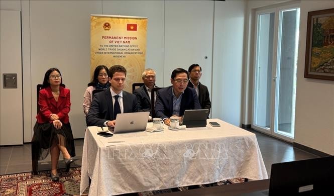 Tham tán Công sứ Phạm Quang Huy cùng ông Andrey Eydlin. Ảnh: TTXVN phát