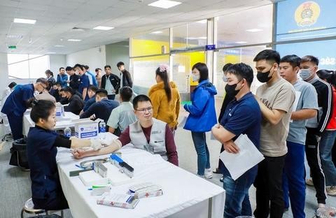 Khám bệnh miễn phí cho công nhân ở 7 tỉnh, thành phố