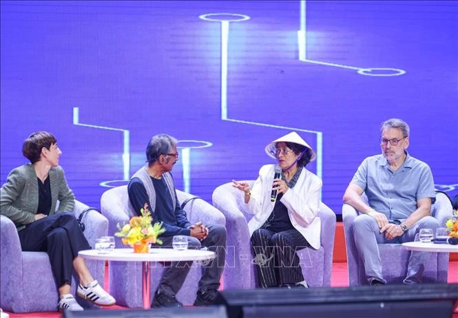 Chủ nhân Giải thưởng VinFuture 2025 truyền đam mê nghiên cứu khoa học cho giới trẻ