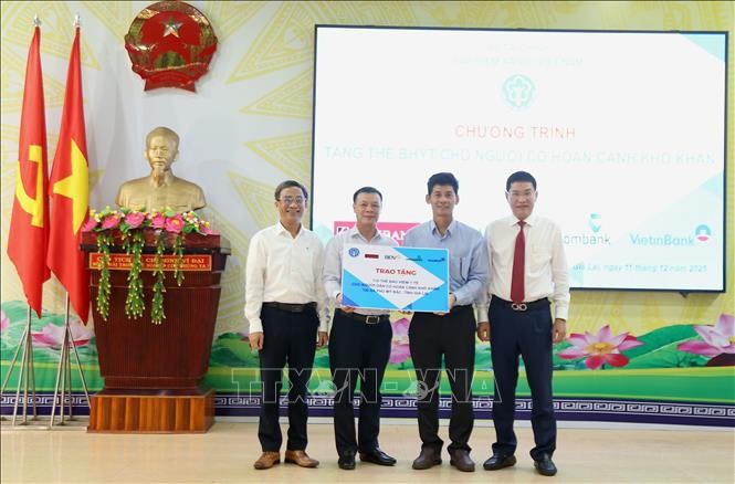 Tặng thẻ bảo hiểm y tế cho người dân có hoàn cảnh khó khăn vùng bão lũ