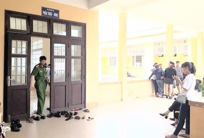 Công an thị xã Quảng Trị có mặt tại Bệnh viện Triệu Hải để điều tra vụ 1 thai nhi tử vong. (Ảnh: Tiền phong)