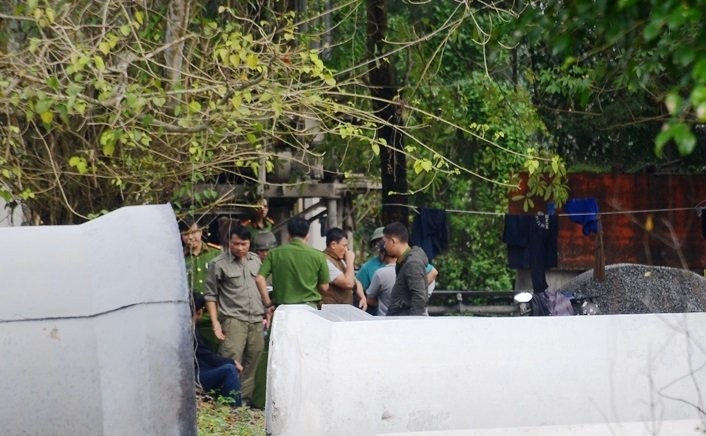 Hiện trường vụ việc nam công nhân tử vong do bị máy trộn bê tông cuốn. Ảnh: LB