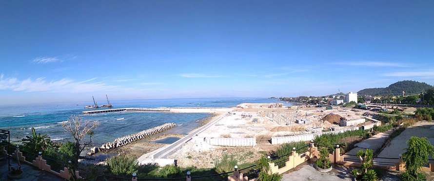 Dự án The Sea Eyes được quy hoạch bên cạnh cảng Bến Đình đang được xây dựng. (Ảnh: Xuân Thọ)