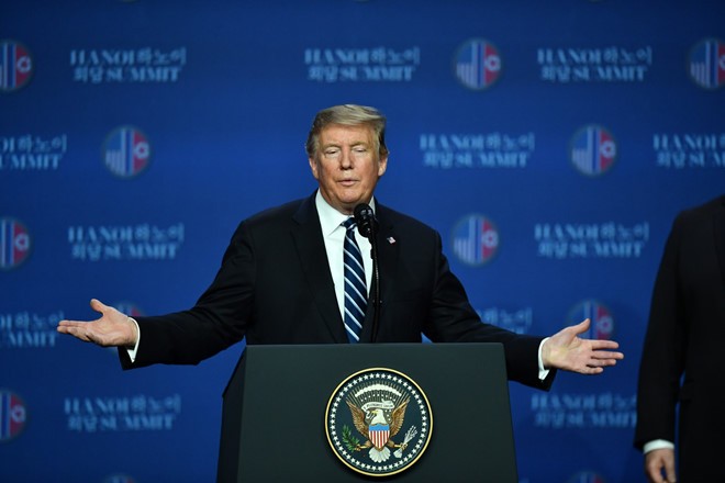 Tổng thống Trump trả lời họp báo chiều nay (28/2).